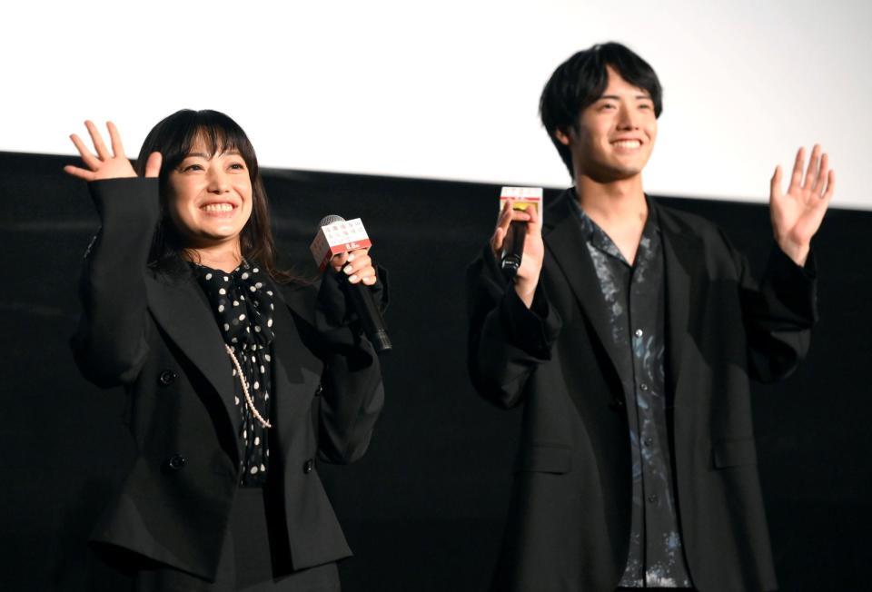 　客席に向かって手を振る菅野美穂と赤楚衛二（右）＝撮影・堀内翔