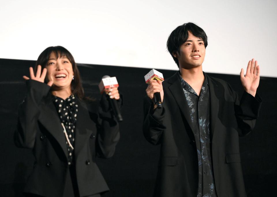 　客席に向かって手を振る菅野美穂（左）と赤楚衛二（撮影・堀内翔）