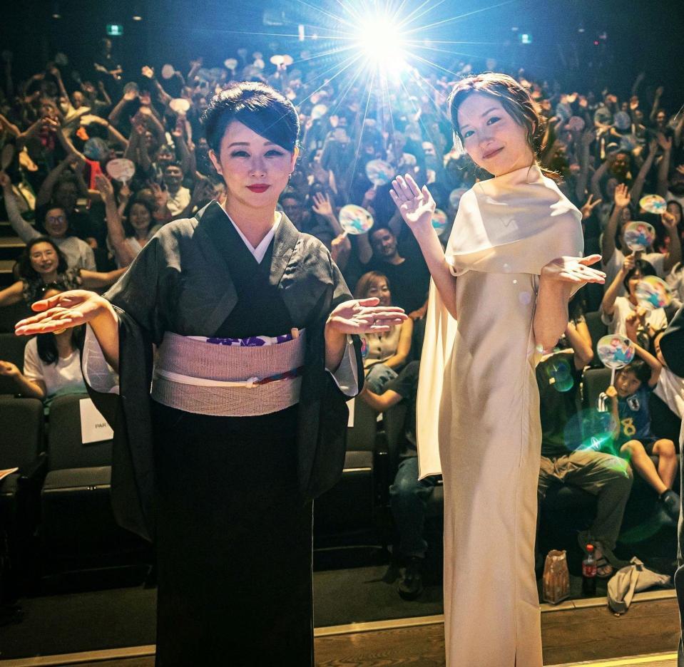 　舞台あいさつを行った永野芽郁（右）と東村アキコ氏（左）　©Ｃｈａｒｌｅｓ-Ａｎｔｏｉｎｅ　Ｍａｒｃｏｔｔｅ