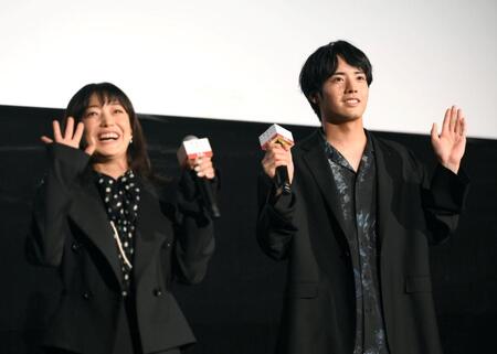 　客席に向かって手を振る菅野美穂（左）と赤楚衛二（撮影・堀内翔）