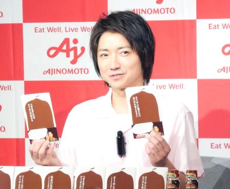 　レシピ本を手に笑顔を見せる藤原竜也