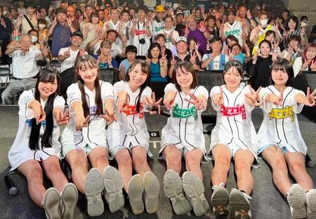 　１３周年記念ライブを行ったＫＯＢｅｒｒｉｅＳ♪の（左から）神﨑萌衣、村田せれな、森島みなみ、曽谷蘭、深田あゆみ、橋本夏叶