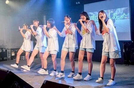 　１３周年記念ライブを行ったＫＯＢｅｒｒｉｅＳ♪の（左から）神﨑萌衣、村田せれな、曽谷蘭、深田あゆみ、橋本夏叶、森島みなみ