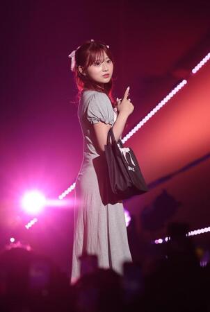 　ポーズを決める希空（撮影・佐々木彰尚）