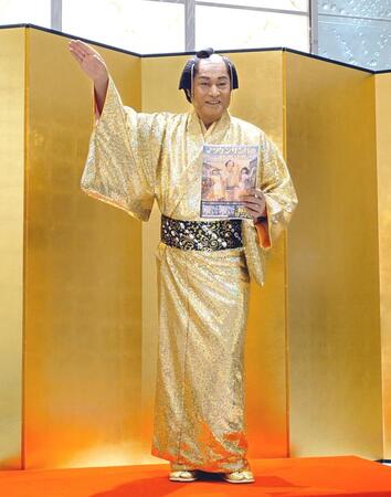 　ポーズをとる松平健