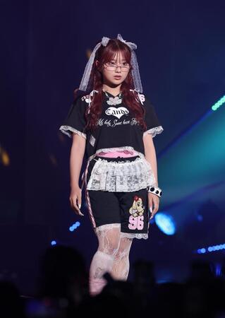 　ランウェーを歩く希空（撮影・佐々木彰尚）