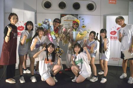 　ＫＯＢｅｒｒｉｅＳ♪らとともにデビューパフォーマンスを終えたＴあんどＴのＴｏｓｈｉ君（中央左）とＴｏｊｉ君（同右）