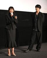 　映画「近畿地方のある場所について」をＰＲする菅野美穂と赤楚衛二（右）＝撮影・堀内翔