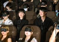 　目隠しをした観客の前にサプライズ登場した菅野美穂（左）と赤楚衛二（撮影・堀内翔）