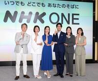 　ＮＨＫ「ＯＮＥ」のポーズを決める（左から）有馬嘉男キャスター、森花子アナウンサー、副島萌生アナウンサー、糸井羊司アナウンサー、黒崎めぐみ理事、鈴木奈穂子アナウンサー（撮影・堀内翔）