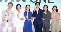　ＮＨＫ「ＯＮＥ」のポーズを決める（左から）有馬嘉男キャスター、森花子アナウンサー、副島萌生アナウンサー、糸井羊司アナウンサー、黒崎めぐみ理事、鈴木奈穂子アナウンサー（撮影・堀内翔）　