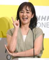 　ＮＨＫ「ＯＮＥ」のポーズを決める鈴木奈穂子アナウンサー（撮影・堀内翔）　