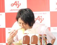 　調理したそうめんを豪快に食べる藤原竜也