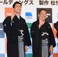 　手を振る市川團子（左）と市川中車（撮影・堀内翔）