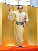 　ポーズをとる松平健