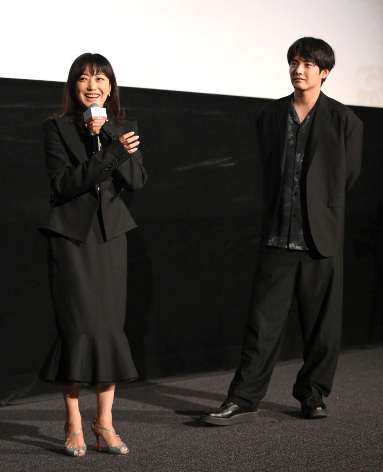 　映画「近畿地方のある場所について」をＰＲする菅野美穂と赤楚衛二（右）＝撮影・堀内翔
