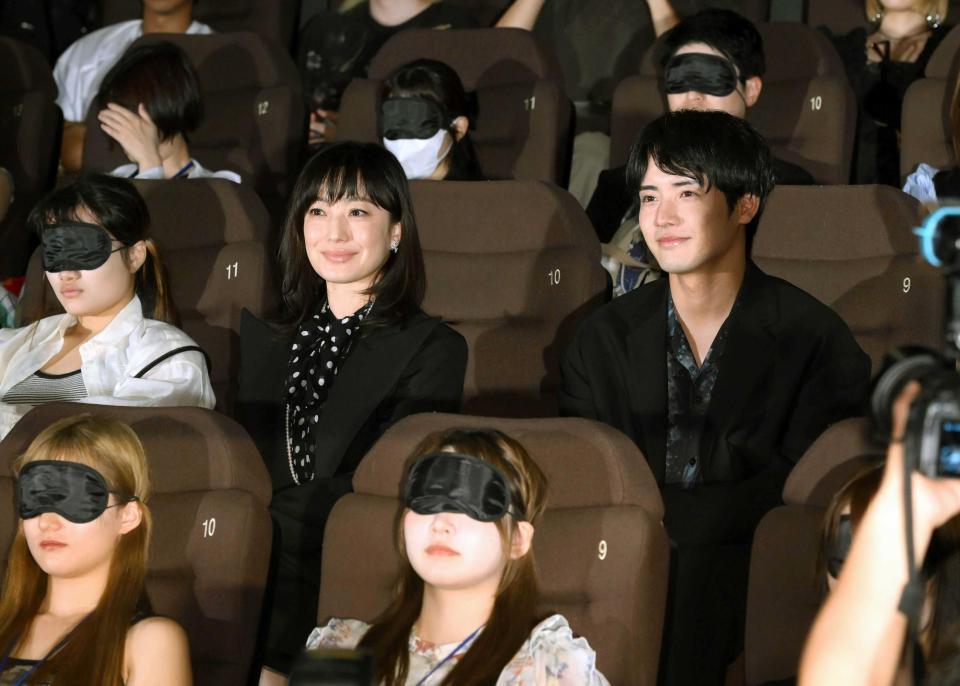 　目隠しをした観客の前にサプライズ登場した菅野美穂（左）と赤楚衛二（撮影・堀内翔）