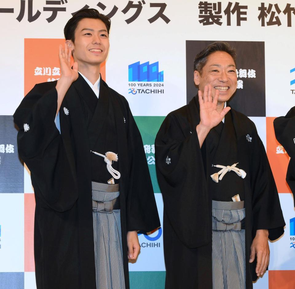 　手を振る市川團子（左）と市川中車（撮影・堀内翔）