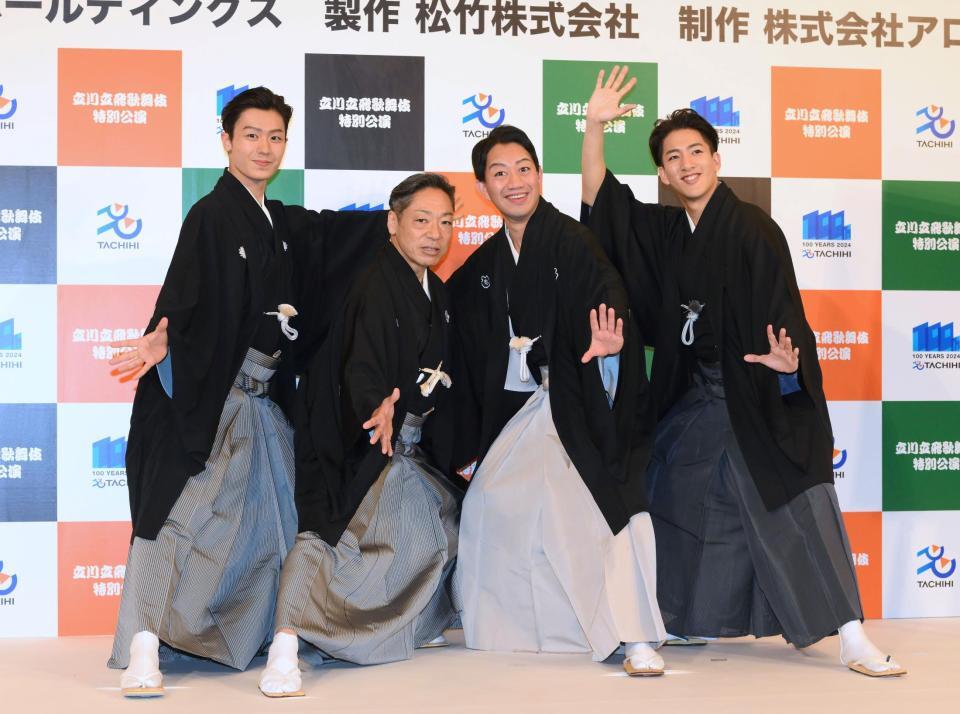 　ポーズを決める（左から）市川團子、市川中車、中村壱太郎、尾上右近（撮影・堀内翔）