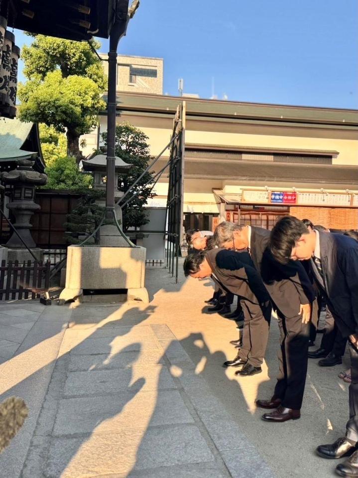 　関係者とともに著書のヒット祈願を行った今村翔吾氏（中央）