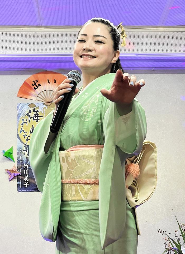 　広島でのキャンペーンで新曲「海峡おんな船」を熱唱した竹川美子