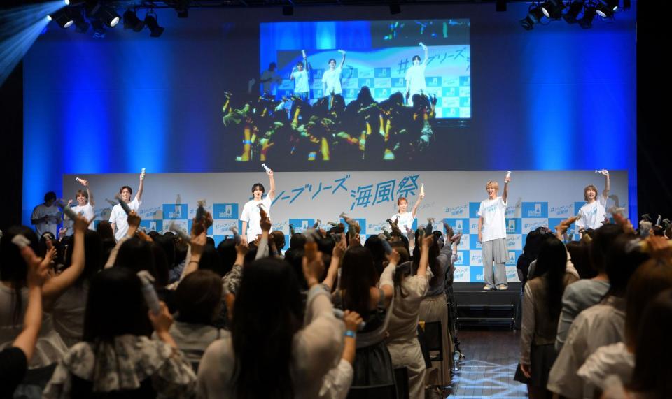 　「夏だ！アセだ！シェアブリーズだ！＃シーブリーズ海風祭」で会場のファンとともにダンスをする（左から）塩﨑太智、山中柔太朗、佐野勇斗、畑芽育、曽野舜太、吉田仁人（撮影・伊藤笙子）