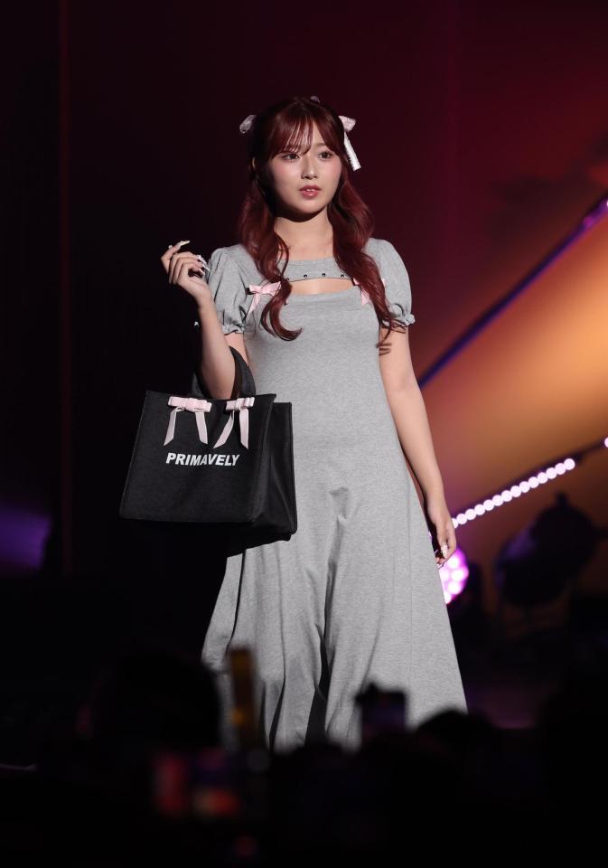 　ランウェーを歩く希空（撮影・佐々木彰尚）