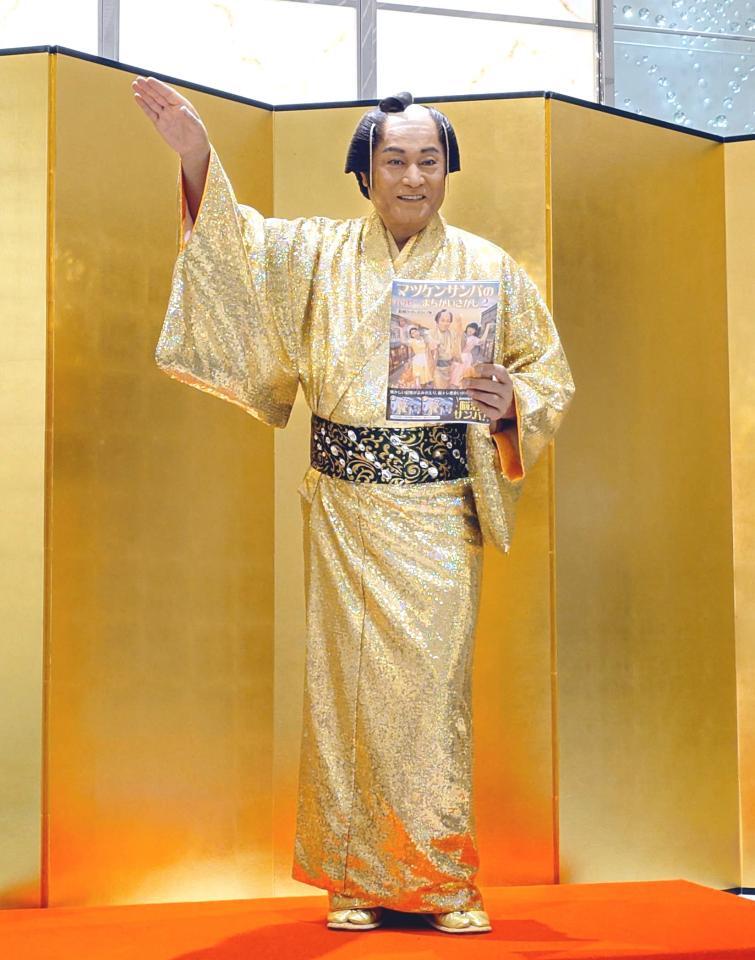 　ポーズをとる松平健