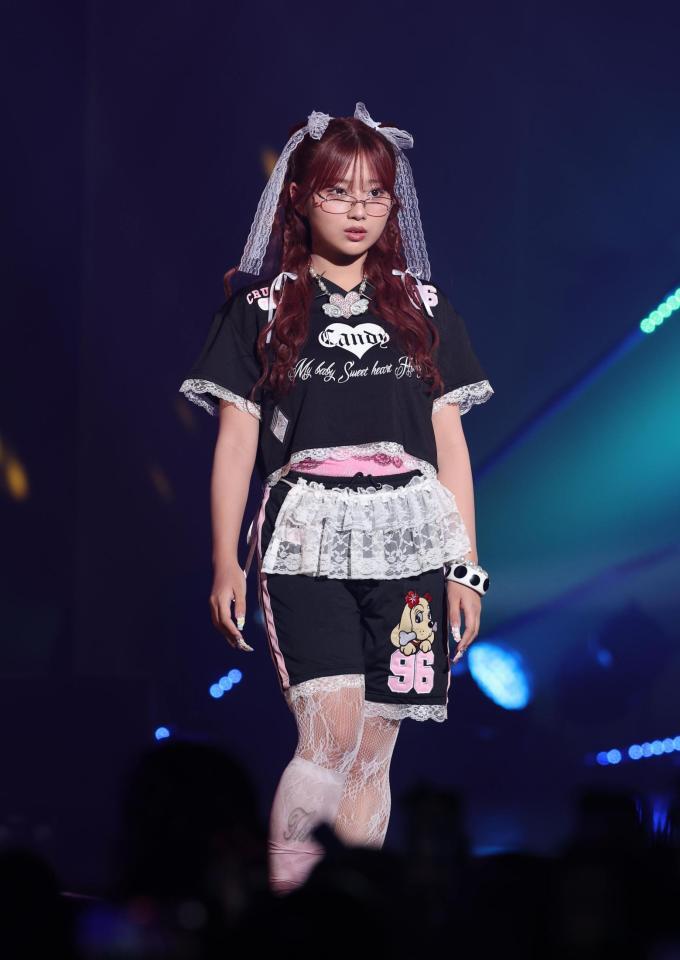 　ランウェーを歩く希空（撮影・佐々木彰尚）