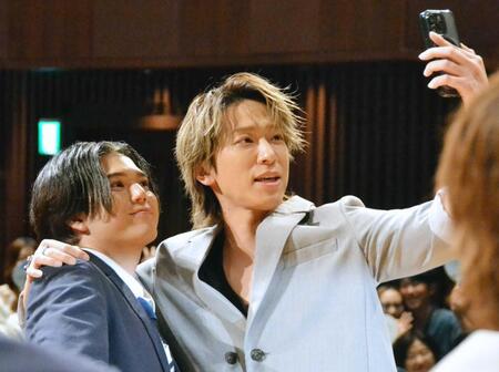 　舞台あいさつ後、壇上でＲＡＮ（左）と自撮りする小山慶一郎