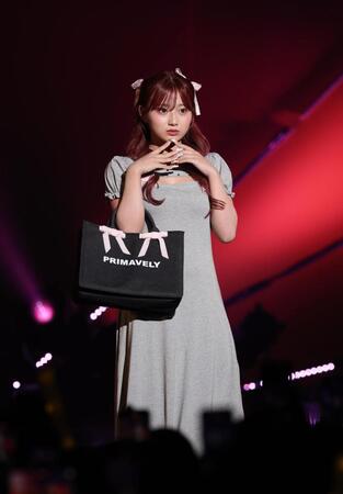 　ポーズを決める希空（撮影・佐々木彰尚）