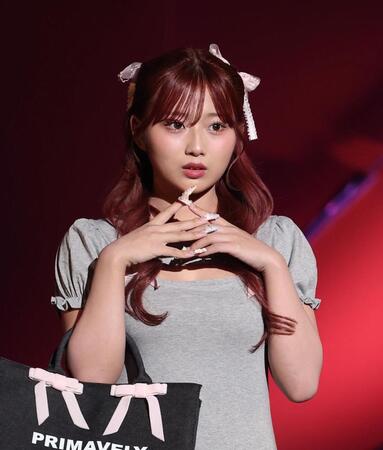 　ポーズを決める希空（撮影・佐々木彰尚）