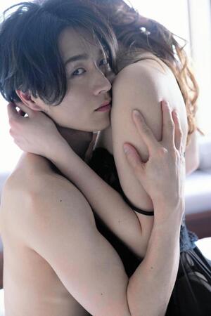 　「真田ナオキファースト写真集　Ｏｎｅ　Ｎｉｇｈｔ　Ｓｔａｎｄ」のワンカット（撮影・中山雅文）