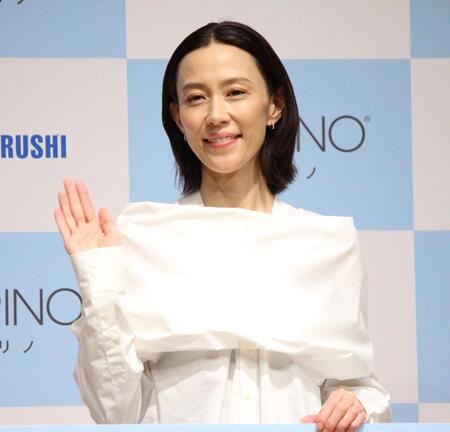 　手を振る木村佳乃