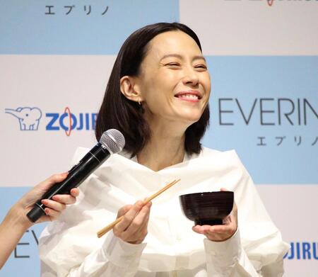 　温めた豚汁に笑顔を見せる木村佳乃