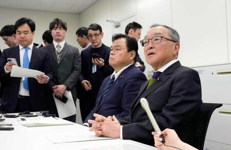 　会合後に記者団の取材に応じる、（手前から）自民党の宮沢洋一税調会長と公明党の赤羽一嘉税調会長＝２月２６日