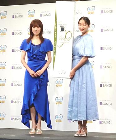 　フォトセッションに応じる高岡早紀（左）と山本美月