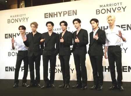 　ＥＮＨＹＰＥＮの（左から）ＪＵＮＧＷＯＮ、ＨＥＥＳＥＵＮＧ、ＪＡＹ、ＪＡＫＥ、ＳＵＮＧＨＯＯＮ、ＳＵＮＯＯ、ＮＩ－ＫＩ