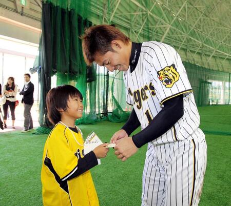 かわいい！大好きな阪神の選手にあいさつをする子役時代の加藤清史郎＝２０１１年撮影