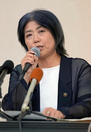 　記者会見する静岡県伊東市の田久保真紀市長