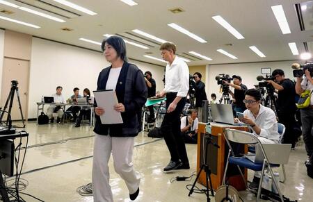 　記者会見に臨む静岡県伊東市の田久保真紀市長（左）