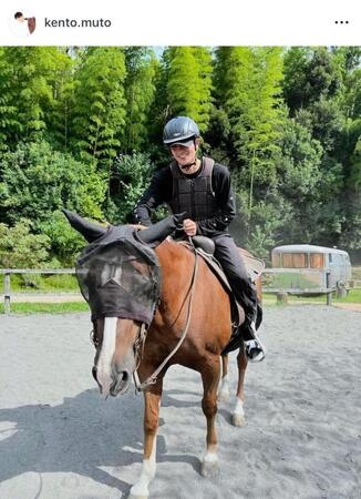 乗馬する武東賢杜のインスタグラム＠ｋｅｎｔｏ．ｍｕｔｏより