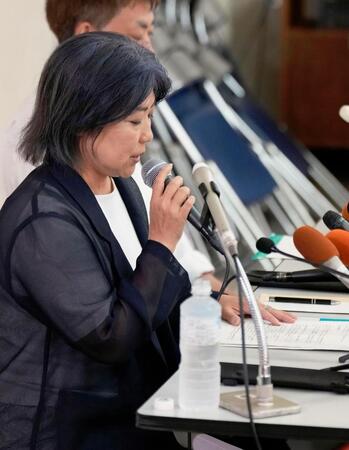 　記者会見で手元の文書を見る、静岡県伊東市の田久保真紀市長