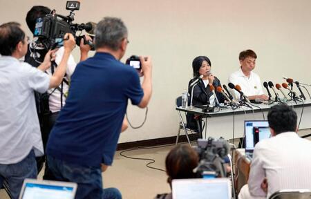 　記者会見する静岡県伊東市の田久保真紀市長（奥左）