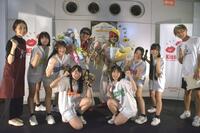 　ＫＯＢｅｒｒｉｅＳ♪らとともにデビューパフォーマンスを終えたＴあんどＴのＴｏｓｈｉ君（中央左）とＴｏｊｉ君（同右）