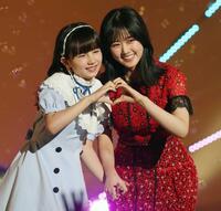 　ハートを作る原菜乃華（右）とマイカ　ピュ
