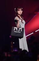 　ポーズを決める希空（撮影・佐々木彰尚）