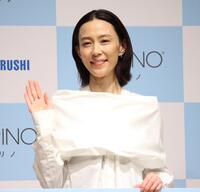 　手を振る木村佳乃