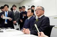 　会合後に記者団の取材に応じる、（手前から）自民党の宮沢洋一税調会長と公明党の赤羽一嘉税調会長＝２月２６日