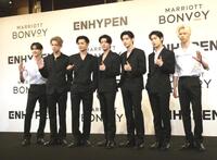 　ＥＮＨＹＰＥＮの（左から）ＪＵＮＧＷＯＮ、ＨＥＥＳＥＵＮＧ、ＪＡＹ、ＪＡＫＥ、ＳＵＮＧＨＯＯＮ、ＳＵＮＯＯ、ＮＩ－ＫＩ